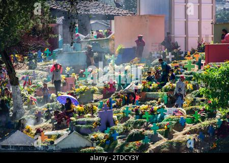 tumbas de colores, celeracion del dia de muertos en el Cementerio général, Santo Tomás Chichicasticenango, República de Guatemala, América Central Banque D'Images