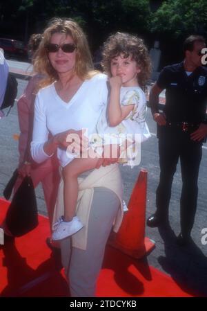 Culver City, Californie, USA 28 juillet 1996 l'actrice Rene Russo et sa fille Rose Gilroy assistent à la première Matilda au Mann Culver Theater le 28 juillet 1996 à Cuvler City, Californie, USA. Photo de Barry King/Alamy stock photo Banque D'Images