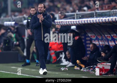 Alberto Gilardino, entraîneur-chef de Gênes CFC gestes lors de la Serie A match entre Genoa FC et Juventus FC au Stadio Luigi Ferraris le 15 2023 décembre à Gênes, Italie . Banque D'Images