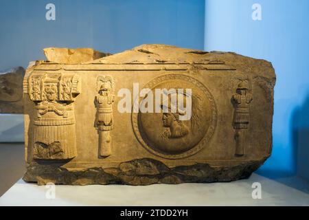 Monument triomphal érigé par Boccus, roi de Mauretanie ; calcaire gris - les trophées, pectoraux, shinguards et boucliers entourant la tête castrée d'Athéna magnifiquement gravé sur la pierre, peuvent tous être liés à un grand triomphe militaire. Le style et le matériel étaient dédiés à la puissance de Rome et de Silla en particulier. Il peut être interprété comme la soumission officielle du roi de Mauritanie. Le vainqueur de la guerre de Jugurthine fut donc triomphalement reconnaître dans le secteur de la colline qu'il renouvela grandiose (il avait restauré le temple de Jupiter Capitoline et avait construit le Tabu Banque D'Images