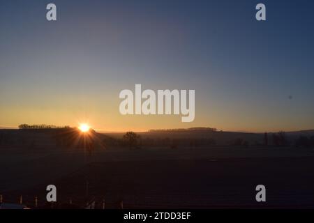 Lever de soleil sur terre gelée int He Eifel Banque D'Images