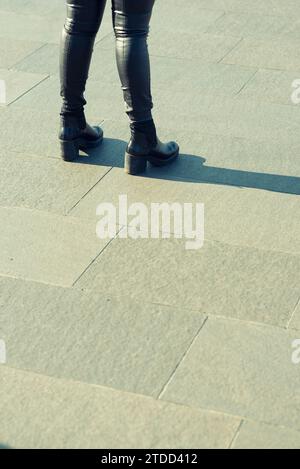 Femme en bottes hautes en cuir Banque D'Images