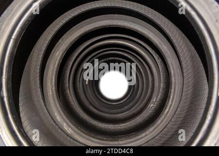 Un tunnel de pneus de voiture neufs debout sur un comptoir de magasin avec des anneaux concentrés et une roue au centre Banque D'Images