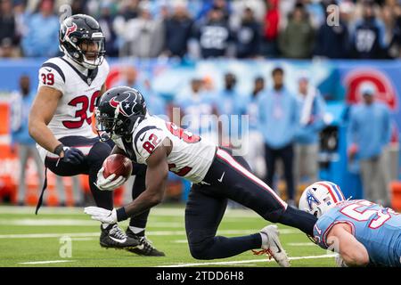 Nashville, États-Unis. 17 décembre 2023. Le Wide Receiver des Texans de Houston Steven Sims (82) est attaqué par le linebacker des Titans du Tennessee Luke Gifford (57) au retour du punt. Les Texans de Houston gagnent 19-16 en OT contre les Titans du Tennessee au Nissan Stadium de Nashville, Tennessee, le 17 décembre 2023. (Photo de Kindell Buchanan/Sipa USA) crédit : SIPA USA/Alamy Live News Banque D'Images