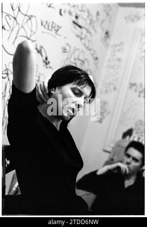 EMMA ANDERSON, LUSH, BATH MOLES CLUB, 1994 : Emma Anderson du groupe britannique Lushbackstage dans le dressing Room au Bath Hub Club à Bath, Angleterre, Royaume-Uni le 8 juin 1994. Le groupe tourne pour soutenir la double sortie des deux singles Hypocrite et Desire Lines et de leur troisième album studio Split. L'emblématique salle de concert Bath Moles a annoncé qu'ils fermaient en novembre 2023. Photographie : ROB WATKINS Banque D'Images