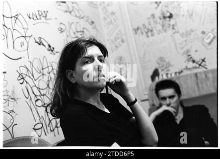 EMMA ANDERSON, LUSH, BATH MOLES CLUB, 1994 : Emma Anderson du groupe britannique Lushbackstage dans le dressing Room au Bath Hub Club à Bath, Angleterre, Royaume-Uni le 8 juin 1994. Le groupe tourne pour soutenir la double sortie des deux singles Hypocrite et Desire Lines et de leur troisième album studio Split. L'emblématique salle de concert Bath Moles a annoncé qu'ils fermaient en novembre 2023. Photographie : ROB WATKINS Banque D'Images