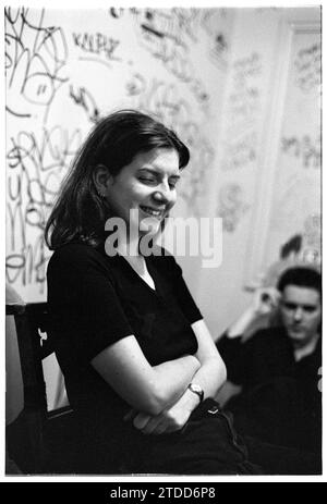 EMMA ANDERSON, LUSH, BATH MOLES CLUB, 1994 : Emma Anderson du groupe britannique Lushbackstage dans le dressing Room au Bath Hub Club à Bath, Angleterre, Royaume-Uni le 8 juin 1994. Le groupe tourne pour soutenir la double sortie des deux singles Hypocrite et Desire Lines et de leur troisième album studio Split. L'emblématique salle de concert Bath Moles a annoncé qu'ils fermaient en novembre 2023. Photographie : ROB WATKINS Banque D'Images