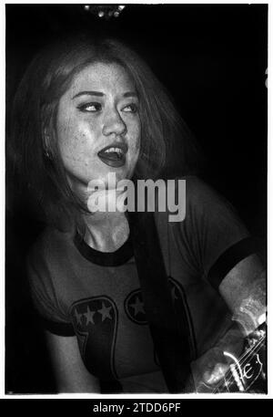 NOTE – NÉGATIF de 30 ANS MONTRANT DES DÉGÂTS et DE LA POUSSIÈRE : Miki Berenyi du groupe britannique Lush jouant en live au Bath Moles Club à Bath, Angleterre, Royaume-Uni, le 8 juin 1994. Le groupe tourne pour soutenir la double sortie des deux singles Hypocrite et Desire Lines et de leur troisième album studio Split. Photographie : ROB WATKINS Banque D'Images