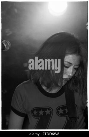 NOTE – NÉGATIF de 30 ANS MONTRANT DES DÉGÂTS et DE LA POUSSIÈRE : Miki Berenyi du groupe britannique Lush jouant en live au Bath Moles Club à Bath, Angleterre, Royaume-Uni, le 8 juin 1994. Le groupe tourne pour soutenir la double sortie des deux singles Hypocrite et Desire Lines et de leur troisième album studio Split. Photographie : ROB WATKINS Banque D'Images