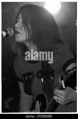 NOTE – NÉGATIF de 30 ANS MONTRANT DES DÉGÂTS et DE LA POUSSIÈRE : Miki Berenyi du groupe britannique Lush jouant en live au Bath Moles Club à Bath, Angleterre, Royaume-Uni, le 8 juin 1994. Le groupe tourne pour soutenir la double sortie des deux singles Hypocrite et Desire Lines et de leur troisième album studio Split. Photographie : ROB WATKINS Banque D'Images