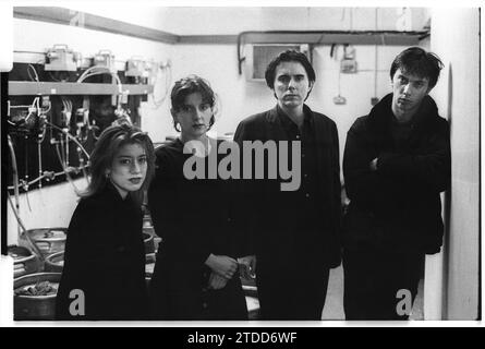 LUSH, PORTRAIT COMPLET DU GROUPE, 1996 : le groupe britannique Lush (de gauche à droite : Miki Berenyi, Emma Anderson, Steve Rippon, Chris Acland) a photographié les coulisses (également une salle de barrique de pub) au Gassy Jacks Pub à Cardiff, pays de Galles, Royaume-Uni le 15 janvier 1996. Le groupe tourne pour soutenir la sortie de leur nouveau single Single Girl et quatrième et dernier album studio LoveLife. Tragedy frappe le groupe plus tard dans l'année lorsque le batteur Chris Acland meurt en se pendant le 17 octobre 1996. Après une période de deuil, Lush annonce officiellement leur séparation le 23 février 1998. Photographie : ROB WATKINS Banque D'Images