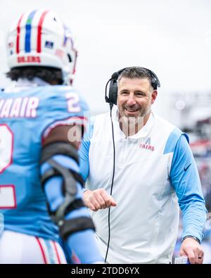 Nashville, États-Unis. 17 décembre 2023. Tennessee Titans frappe le linebacker Tennessee Titans Azeez Al-Shaair (2) sur la touche. Les Texans de Houston gagnent 19-16 en OT contre les Titans du Tennessee au Nissan Stadium de Nashville, Tennessee, le 17 décembre 2023. (Photo de Kindell Buchanan/Sipa USA) crédit : SIPA USA/Alamy Live News Banque D'Images