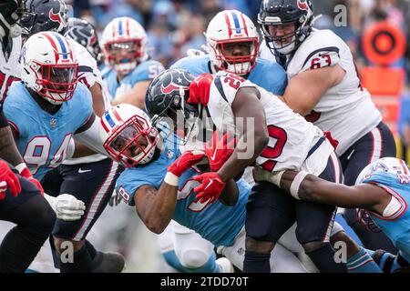 Nashville, États-Unis. 17 décembre 2023. Le linebacker des Tennessee Titans Harold Landry III (58) et le running back des Houston Texans Devin Singletary (26). Les Texans de Houston gagnent 19-16 en OT contre les Titans du Tennessee au Nissan Stadium de Nashville, Tennessee, le 17 décembre 2023. (Photo de Kindell Buchanan/Sipa USA) crédit : SIPA USA/Alamy Live News Banque D'Images