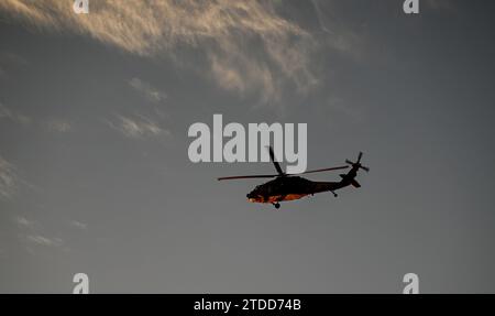 Image isolée haute résolution d'un hélicoptère de faucon noir de l'armée de l'air israélienne lointain avec un beau fond de coucher de soleil Banque D'Images