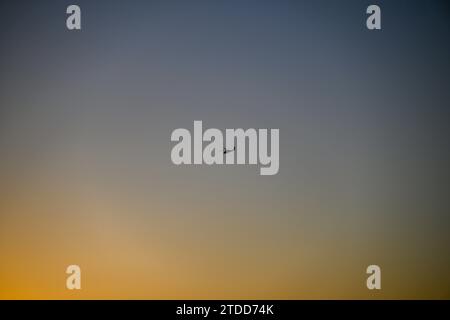 Image isolée haute résolution d'un hélicoptère de faucon noir de l'armée de l'air israélienne lointain avec un beau fond de coucher de soleil Banque D'Images