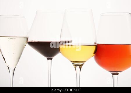 Boissons alcoolisées roses, blanches, rouges et pétillantes dans des verres à vin. Banque D'Images
