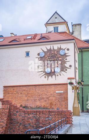 Horloge murale sur un bâtiment dans la Vieille Ville - Varsovie, Pologne. Banque D'Images
