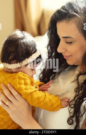 Mother holding her baby girl Banque D'Images
