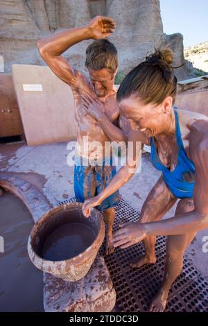 Darcy et Michael Schwerin couvert de boue à Ojo Caliente Sources Minérales, Nouveau Mexique. Banque D'Images