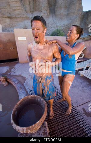 Darcy et Michael Schwerin couvert de boue à Ojo Caliente Sources Minérales, Nouveau Mexique. Banque D'Images