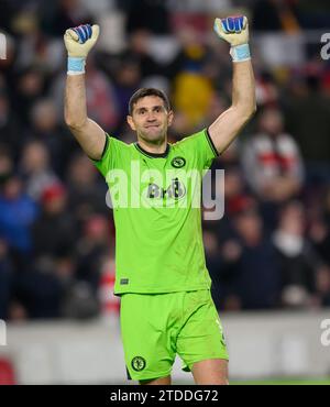 17 décembre 2023 - Brentford - Aston Villa - Premier League - GTech Stadium. Emiliano Martinez d'Aston Villa célèbre sa victoire au coup de sifflet final. Photo : Mark pain / Alamy Live News Banque D'Images