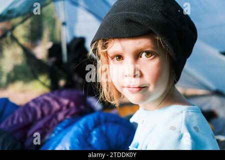 Enfant avec un chapeau noir et une expression sceptique dans la tente, Colorado Banque D'Images