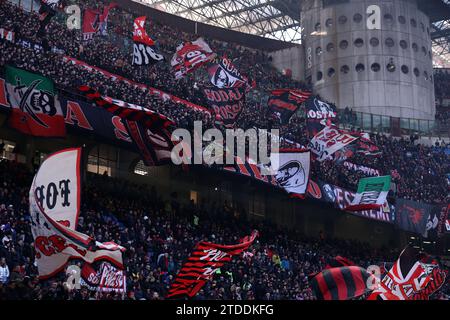 Milan, Italie. 17 décembre 2023. Supporters de l'AC Milan pendant le match de football Serie A entre l'AC Milan et l'AC Monza au Stadio Giuseppe Meazza le 17 décembre 2023 à Milan, Italie . Crédit : Marco Canoniero/Alamy Live News Banque D'Images