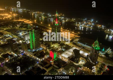 Downtown Mobile, horizon de l'Alabama la nuit Banque D'Images