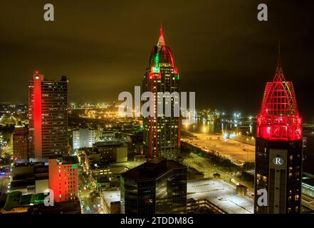 Downtown Mobile, horizon de l'Alabama la nuit Banque D'Images