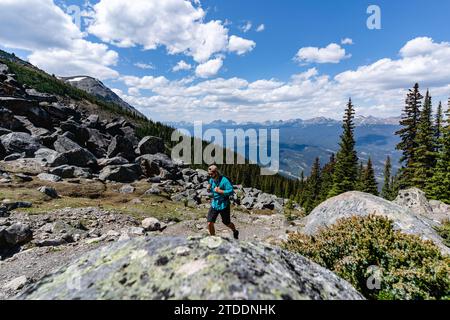 Randonneur solo sur Whistlers Mountain au-dessus de Jasper Banque D'Images