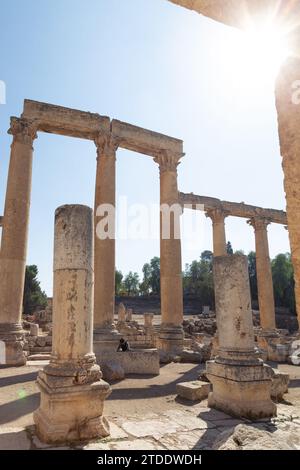 Un homme reposant à côté des ruines romaines à Jerash, en Jordanie Banque D'Images