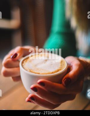 Une tasse de café à l'italienne au lait idéal pour la saison de noël Banque D'Images