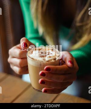 Une tasse de café à l'italienne au lait idéal pour la saison de noël Banque D'Images
