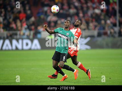 München, Deutschland 17. Décembre 2023 : Fussball, Herren, Bundesliga, saison 2023/2024, FC Bayern München - VFB Stuttgart, Allianz Arena Serhou Guirassy (VfB Stuttgart) (li.) Mit Dayot Upamecano (FC Bayern München) (retour) im Zweikampf UM den ball DFB, la réglementation DFL interdit toute utilisation de photographies comme séquences d'images et/ou quasi-vidéo Banque D'Images