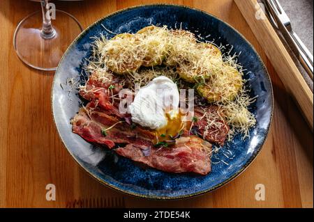 courgettes grillées, œuf poché et bacon frit Banque D'Images