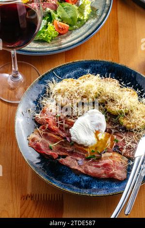 courgettes grillées, œuf poché et bacon frit Banque D'Images