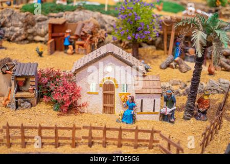 Modèle représentant les gens dans la vie rurale, inséré dans une scène de nativité catholique. Échelle de personnes environ 5cm. Banque D'Images