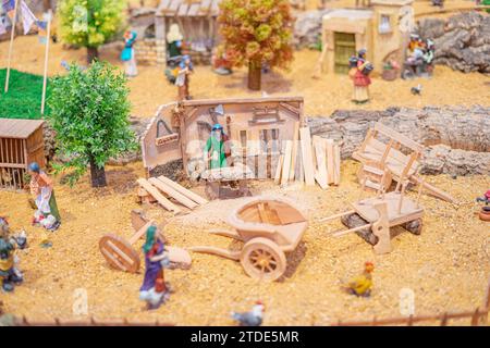 Modèle représentant les gens dans la vie rurale, inséré dans une scène de nativité catholique. Échelle de personnes environ 5cm. Banque D'Images