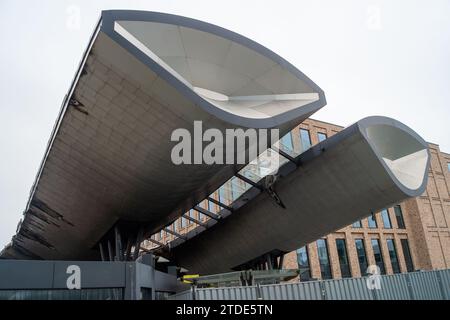 Slough, Berkshire, Royaume-Uni. 16 décembre 2023. La gare routière de Slough a été incendiée et reste hors d'usage. Slough a récemment été nommée la ville la plus laid de Grande-Bretagne et aussi la ville la plus malsaine. Des immeubles d'appartements de grande hauteur affreux surgissent autour de la ville. Le conseil municipal de Slough est en fait en faillite et a vendu un certain nombre de sites et de bâtiments à travers la ville. Crédit : Maureen McLean/Alamy Banque D'Images