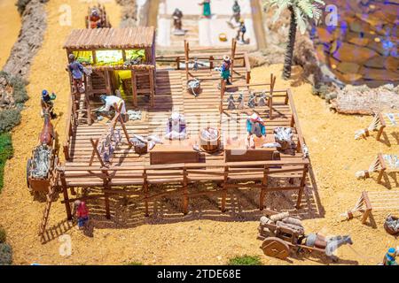 Modèle représentant les gens dans la vie rurale, inséré dans une scène de nativité catholique. Échelle de personnes environ 5cm. Banque D'Images