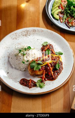 Riz bouilli avec du poulet frit dans le style asiatique Banque D'Images