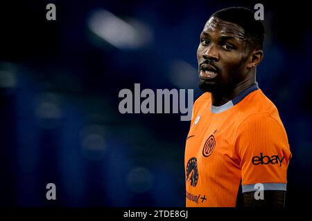 L'attaquant français d'Inter Marcus Thuram regarde lors du match de football Serie A SS Lazio vs FC Internazionale au stade Olimpico le 17 décembre 2023 à Rome. Banque D'Images