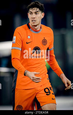 Le défenseur italien d’Inter Alessandro Bastoni se présente lors du match de football Serie A SS Lazio vs FC Internazionale au stade Olimpico le 17 décembre 2023 à Rome. Banque D'Images