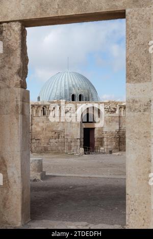 Porte du Palais Omeyyade dans la citadelle d'Amman, Jordanie Banque D'Images