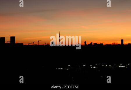 München, Deutschland 17. Décembre 2023 : hier der Blick von der Esplanade, Allianz Arena auf die Skyline von München BEI Dämmerung, Abend, Sonnenuntergang, In der Mitte kann man den Olympiaturm, Fernsehturm erkennen, Färbung, Farbenspiel, Munich, Häuser *** Munich, Allemagne 17 décembre 2023 Voici la vue de l'Esplanade, Allianz Arena sur la Skyline de Munich au crépuscule, soir, coucher de soleil, au milieu vous pouvez voir la Tour Olympique, Tour de télévision, coloriage, jeu de couleurs, Munich, maisons Banque D'Images