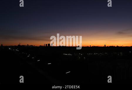 München, Deutschland 17. Décembre 2023 : hier der Blick von der Esplanade, Allianz Arena auf die Skyline von München BEI Dämmerung, Abend, Sonnenuntergang, In der Mitte kann man den Olympiaturm, Fernsehturm erkennen, Färbung, Farbenspiel, Munich, Häuser *** Munich, Allemagne 17 décembre 2023 Voici la vue de l'Esplanade, Allianz Arena sur la Skyline de Munich au crépuscule, soir, coucher de soleil, au milieu vous pouvez voir la Tour Olympique, Tour de télévision, coloriage, jeu de couleurs, Munich, maisons Banque D'Images