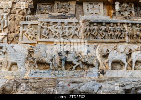 Sculptures antiques uniques sculptures éléphants sculptures sur le mur du temple sacré hindou au jour image est prise au temple Jagdish udaipur rajasthan inde. Banque D'Images