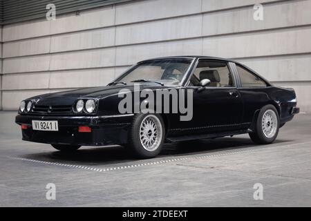 Bilbao, Espagne-11 novembre 2023 : Opel Manta B2 dans un parking couvert Banque D'Images