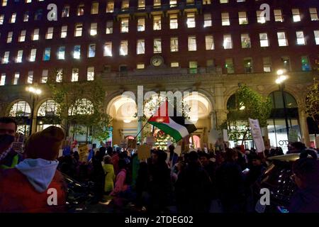 Fermer Google : No Tech for Genocide, protester contre le contrat du projet Nimbus avec Israël et l'intelligence artificielle pour la guerre. San Francisco, CA, États-Unis Banque D'Images