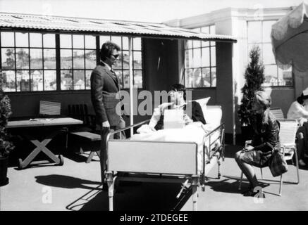 CLINT EASTWOOD RENI SANTONI et LYN EDGINGTON sur le plateau photo candide à San Francisco prise par la photographe indépendante DORIS NIEH lors du tournage de la séquence de l'hôpital pour le réalisateur de DIRTY HARRY 1971 DON SIEGEL Histoire Harry Julian Fink et Rita M. Fink musique Lalo Schifrin The Malpaso Company / Warner Bros. Banque D'Images